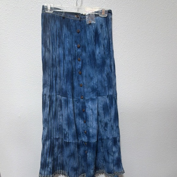 St. John's Bay Dresses & Skirts - St. John's Bay Blue Tie Dye Button Trim Long Skirt. Denim waist. Sz 6. Y2K.
